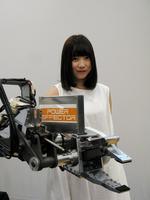 手先型ロボットを捜査する夢みるアドレセンス・京佳＝大阪市内