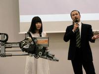 開発者の金岡克弥博士（右）とともに手先型ロボットを捜査する夢みるアドレセンス・京佳＝大阪市内