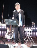 ステージで歌を披露する間寛平＝大阪市内