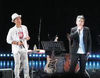 ステージで歌を披露する大平サブロー（左）と間寛平＝大阪市内