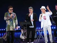 ステージで歌を披露する（左から）嘉門タツオ、間寛平、大平サブロー＝大阪市内