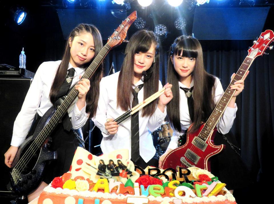 　結成１周年＆メジャーデビューをケーキで祝った「ＤＲＯＰ　ＤＯＬＬ」の（左から）Ｕ、Ｊ、Ｉ＝東京・北青山