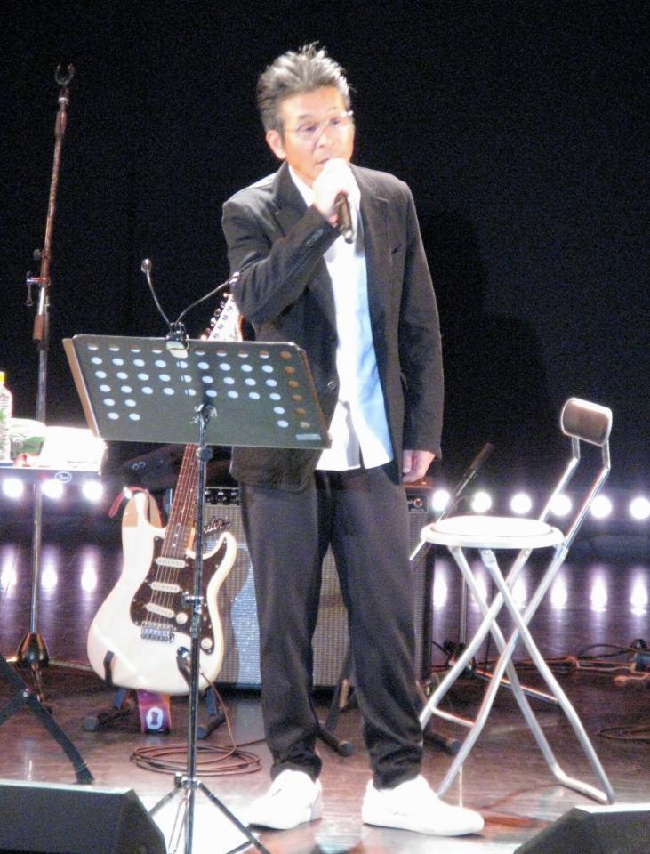 ステージで歌を披露する間寛平＝大阪市内