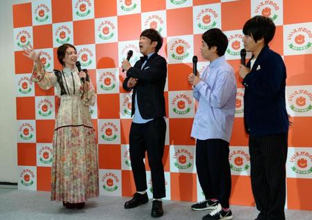 イベントでトークをする（左から）スザンヌ、ＴＫＯ木本、うしろシティの金子学、阿諏訪泰義＝東京・Ｐolygon表参道（撮影・開出牧）