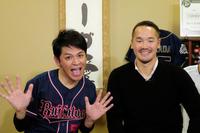 岡田圭右（左）らと共演したオリックス・Ｔ－岡田