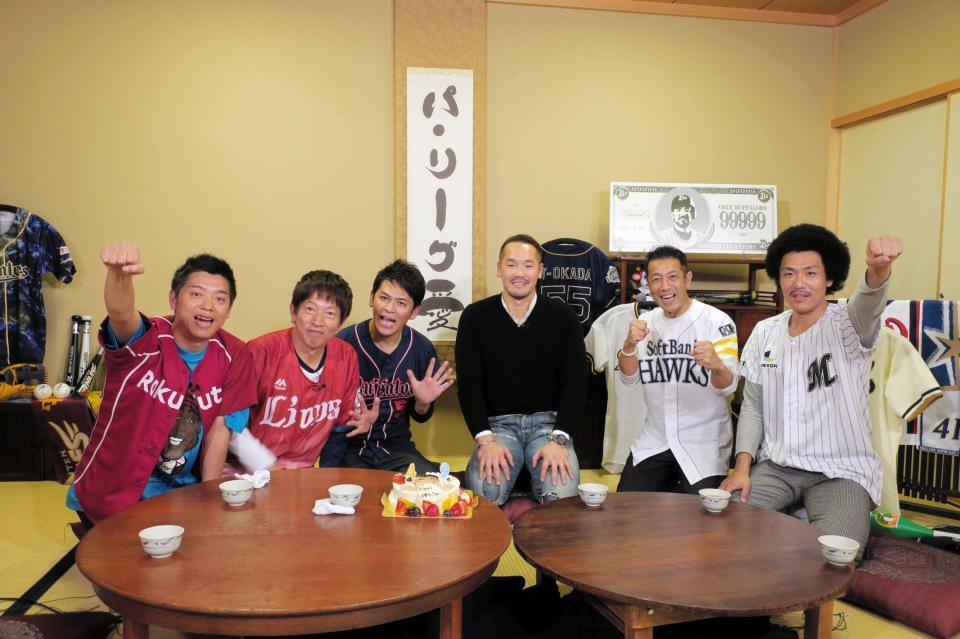 パ・リーグ党芸人と共演したオリックス・Ｔ－岡田（左から４人目）