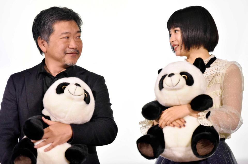 　「日本映画週間」の開幕式で、贈られたパンダのぬいぐるみを抱える女優の広瀬すず（右）と是枝裕和監督＝北京（共同）