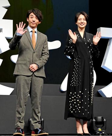 ファンに手を振る高橋一生（左）と長澤まさみ＝東京国際フォーラム（撮影・園田高夫）