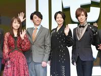 手を振る（左から）川栄李奈、高橋一生、長澤まさみ、ＤＡＩＧＯ＝東京国際フォーラム（撮影・園田高夫）