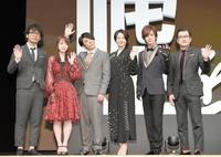 手を振る（左から）中江和仁監督、川栄李奈、高橋一生、長澤まさみ、ＤＡＩＧＯ、吉田鋼太郎＝東京国際フォーラム（撮影・園田高夫）