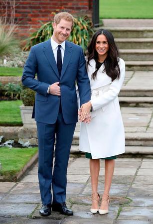 　２７日、婚約発表後、ロンドンのケンジントン宮殿で写真撮影に応じたヘンリー英王子（左）とメーガン・マークル（ロイター＝共同）