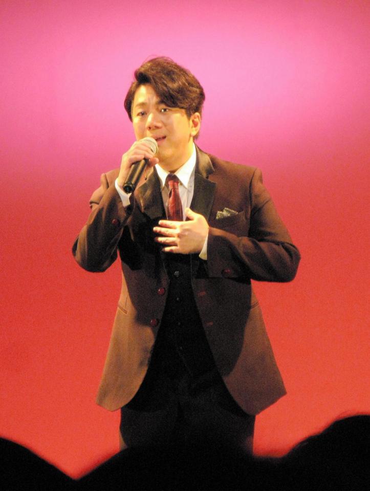 熱唱するこおり健太＝大阪市内