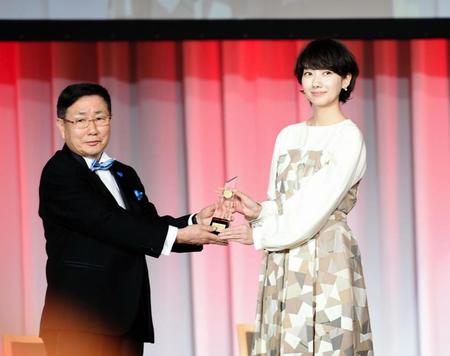 八木原保ＭＦＵ理事長（左）からトロフィーを受け取る波瑠＝東京・セルリアンタワー東急（撮影・開出牧）