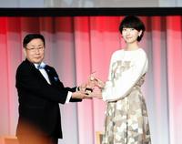 八木原保ＭＦＵ理事長（左）からトロフィーを受け取る波瑠＝東京・セルリアンタワー東急（撮影・開出牧）