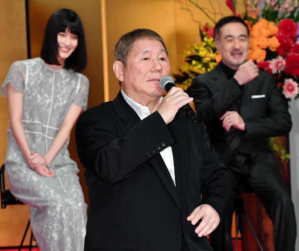 会見で笑いを誘うビートたけし。後列は橋本愛（左）と松尾スズキ（撮影・出月俊成）