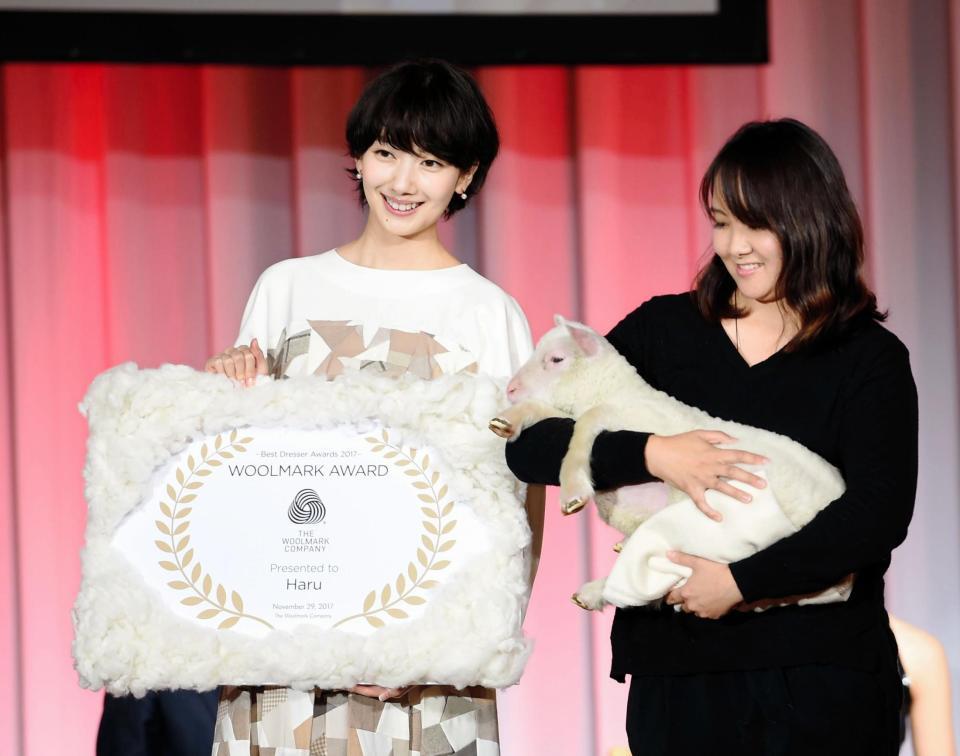 ウールマーク賞を授賞し、サプライズの子羊（右）登場に笑顔の波瑠（左）＝東京・セルリアンタワー東急（撮影・開出牧）