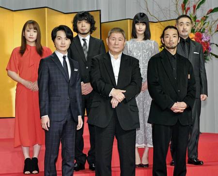 　大河ドラマ「いだてん」への出演が決まった（前列左から）神木隆之介、ビートたけし、森山未來、（後列左から）川栄李奈、峯田和伸、橋本愛、松尾スズキ＝東京都渋谷区のＮＨＫ