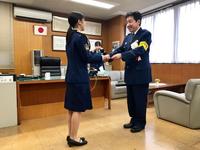 　長田警察署で一日警察署長を務めた岡野春香（左）