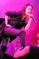 熱唱する知念里奈＝東京国立博物館