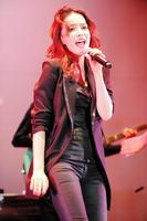 熱唱する知念里奈＝東京国立博物館