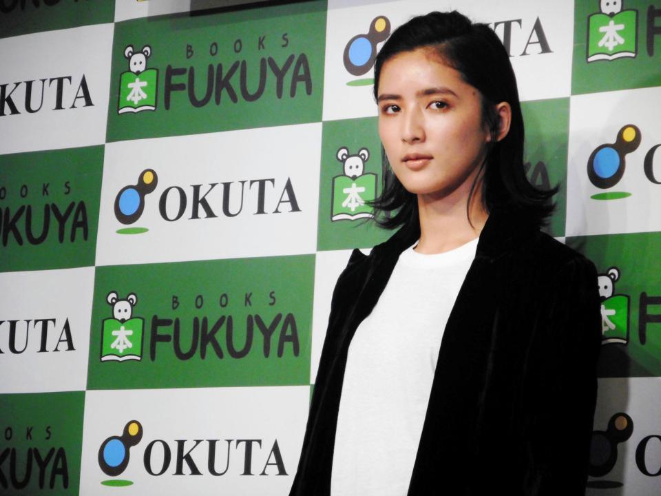 初のソロ写真集「萩花　Ｆｕｊｉｉ　Ｓｈｕｕｋａ」の発売記念イベントを行った藤井萩花＝東京・福家書店新宿サブナード店