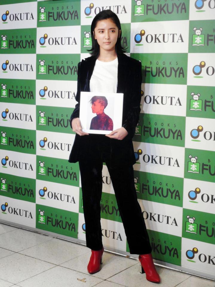 初のソロ写真集「萩花　Ｆｕｊｉｉ　Ｓｈｕｕｋａ」の発売記念イベントを行った藤井萩花＝東京・福家書店新宿サブナード店