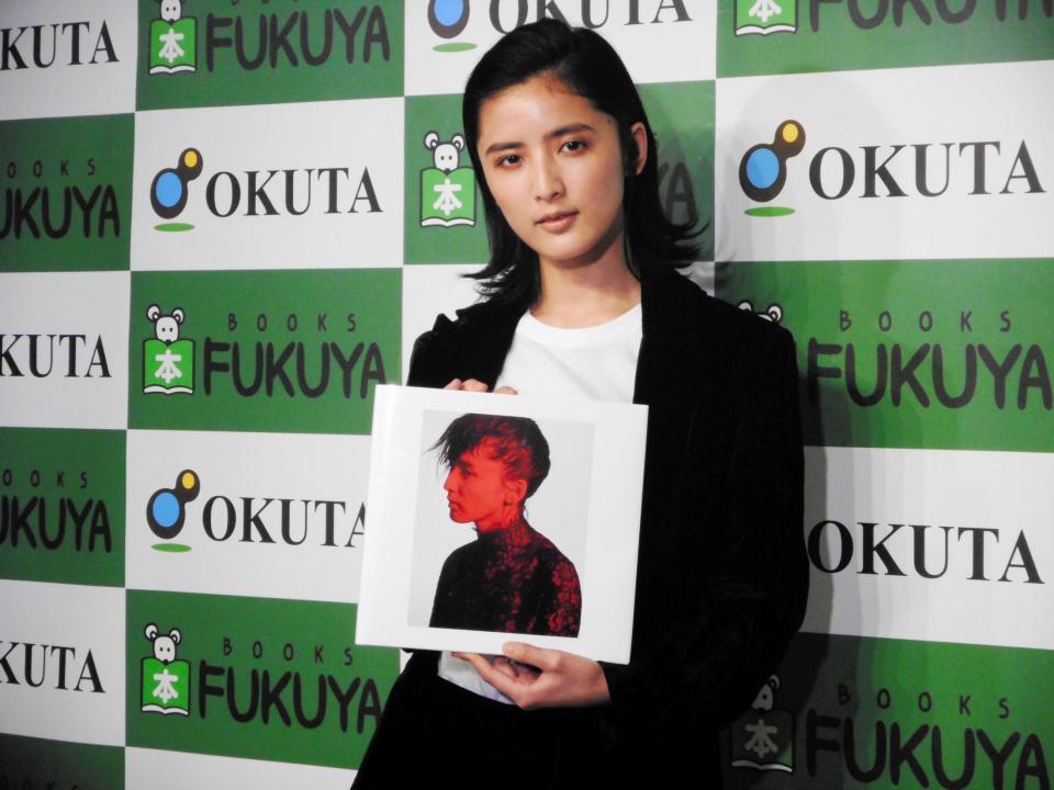 初のソロ写真集「萩花　Ｆｕｊｉｉ　Ｓｈｕｕｋａ」の発売記念イベントを行った藤井萩花＝東京・福家書店新宿サブナード店