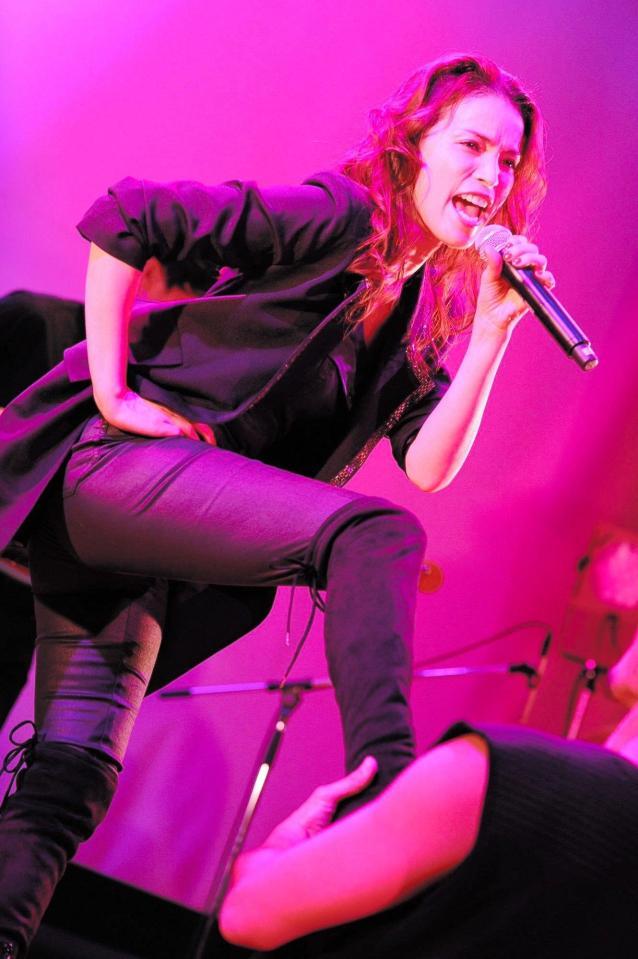 熱唱する知念里奈＝東京国立博物館