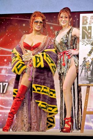 着物をイメージしたセクシー衣装で登壇した叶姉妹＝千葉・幕張メッセ