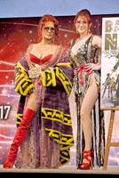 着物をイメージしたセクシー衣装で登壇した叶姉妹＝千葉・幕張メッセ