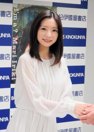 写真集発売イベントを開催した入来茉里＝東京・新宿