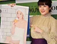 お気に入りショットを紹介する筧美和子＝東京・福家書店新宿サブナード店