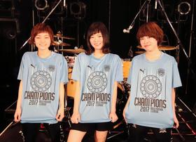 【写真】紅白出場の人気バンドがTシャツで川崎Vを祝福