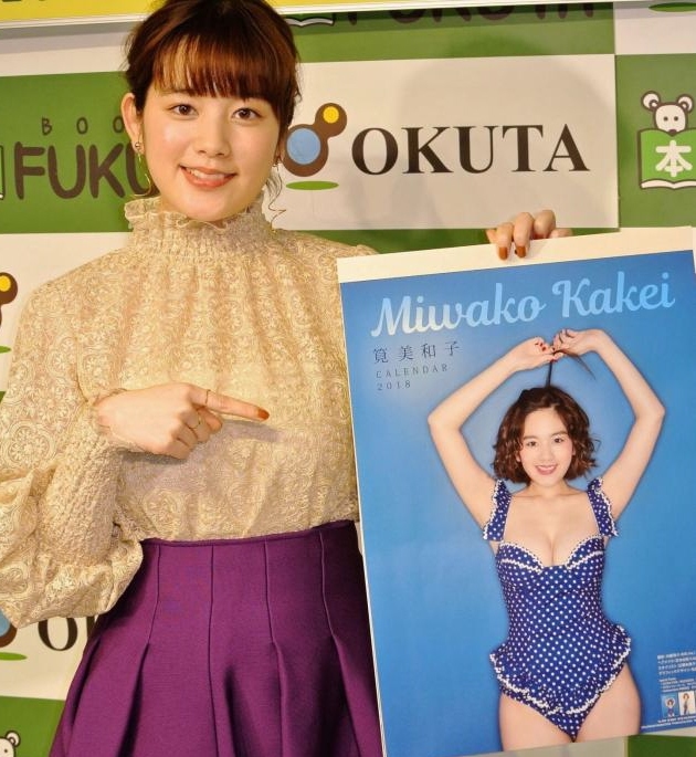 「トイレに貼って一休みするときに眺めて」とアピールした筧美和子＝東京・福家書店新宿サブナード店