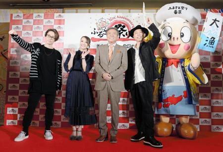 イベントに登場しポーズを決める（左から）ＥＸＩＬＥのＴＥＴＳＵＹＡ、Ｄｒｅａｍ　Ｓｈｉｚｕｋａ、小倉智昭、ＥＸＩＬＥのＵＳＡ＝東京ドーム　スイート倶楽部レストラン（撮影・開出牧）