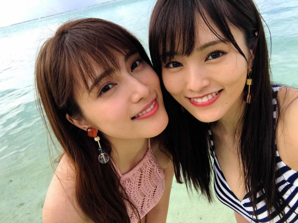 　山本彩（右）が入山杏奈と自撮りしたインスタグラム用写真（Ｃ）ＡＫＳ