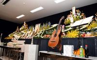 祭壇の横には愛用したギターが飾られた＝京都市伏見区のセレマ稲荷シティホール（撮影・山口登）