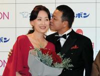 「いい夫婦　パートナー・オブ・ザ・イヤー２０１７」で夫の中山秀征から頬にキスされる白城あやか＝１１月１３日