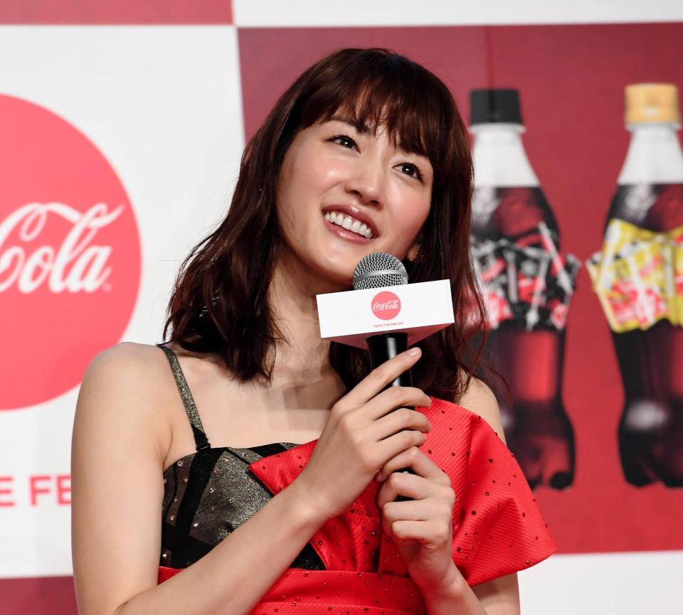 報道陣の質問に応える綾瀬はるか＝ベルサール六本木（撮影・中田匡峻）