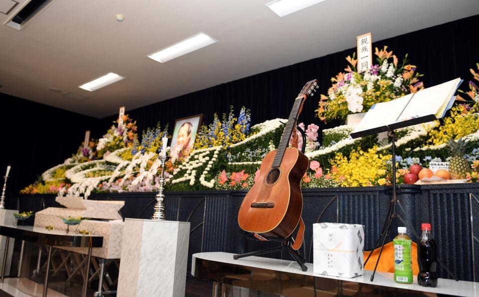 祭壇の横には愛用したギターが飾られた＝京都市伏見区のセレマ稲荷シティホール（撮影・山口登）