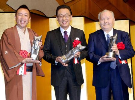 ゆうもあ大賞の表彰式に出席した（左から）林家たい平、梅沢富美男、加藤一二三＝ホテル・ニューオータニ