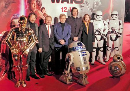 　（前列左から）Ｒ２－Ｄ２、ＢＢ－８（後列左から）Ｃ３Ｐ－Ｏ、ラム・バーグマンプロデューサー、ライアン・ジョンソン監督、マーク・ハミル、アダム・ドライバー、キャスリーン・ケネディプロデューサー＝都内