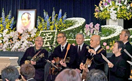 　はしだのりひこさんの葬儀で「風」を歌う杉田二郎（左から２人目）ら＝京都市伏見区のセレマ稲荷シティホール（撮影・山口登）