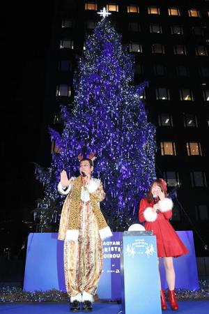 点灯させたクリスマスツリーをバックに軽快なトークを繰り広げるピコ太郎（左）。右は川栄李奈＝東京都港区のエイベックスビル（撮影・中田匡峻）