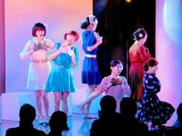 新メンバーも加わってのパフォーマンスを披露した虎姫一座＝東京・浅草のアミューズカフェシアター