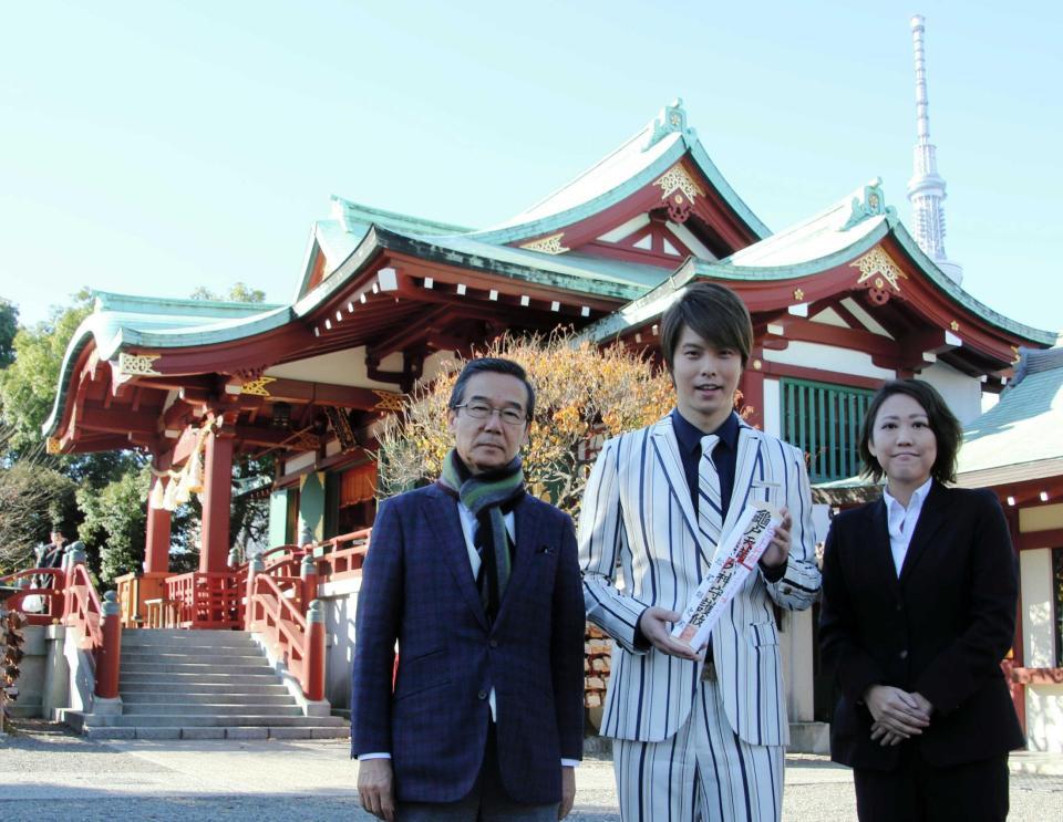 　東京スカイツリーと本殿をバックにヒットを誓う（左から）水森英夫さん、松尾雄史、森坂ともさん＝亀戸天神社