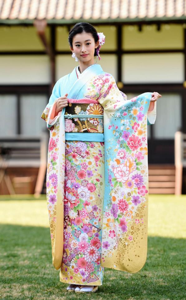 艶やかな着物姿を披露する井本彩花＝東京・明治記念館（撮影・開出牧）