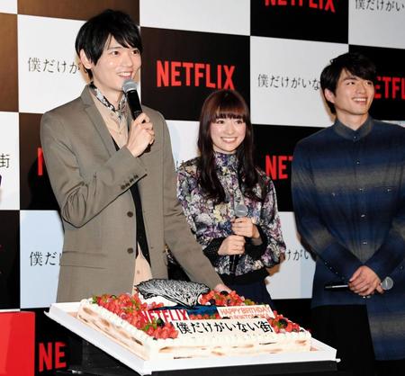 サプライズで用意されたバースデーケーキに笑顔の古川雄輝（左）。中央は優希美青、右は白洲迅＝ユナイテッド・シネマ　アクアシティお台場（撮影・棚橋慶太）