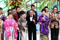 　歌手仲間と「にっぽんの歌」を歌唱する北島三郎（中央）＝東京文化会館