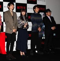 会場が突如、暗闇になり苦笑いを浮かべる（左から）古川雄輝、優希美青、白洲迅、下山天監督＝ユナイテッド・シネマ　アクアシティお台場（撮影・棚橋慶太）